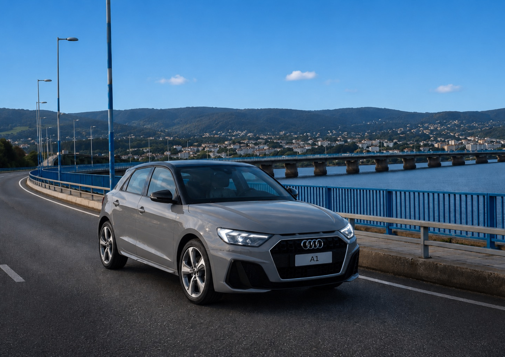 Audi Q2 gris en el Puente de las Pías